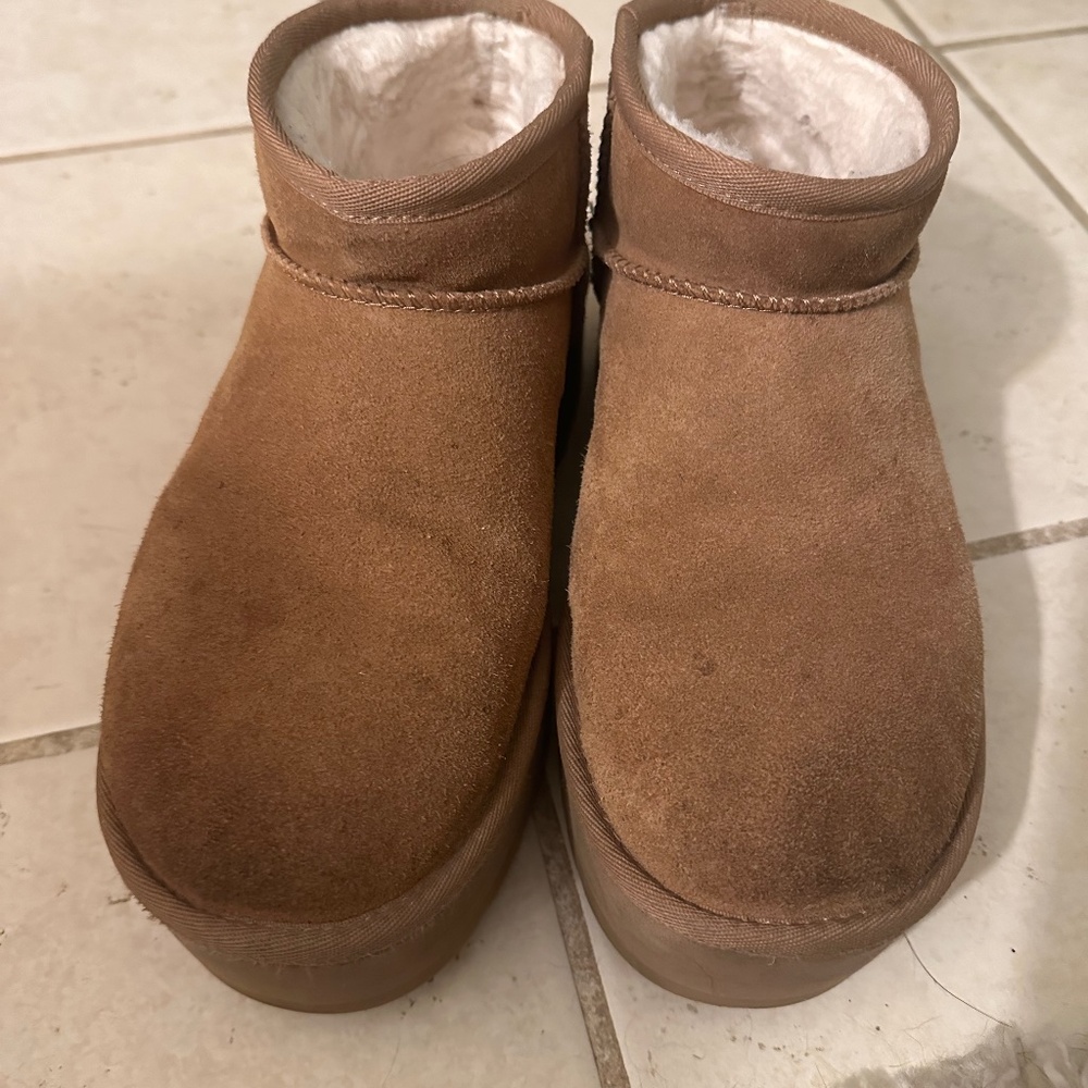 Women’s 7 Ugg platform classic ultra mini 😎